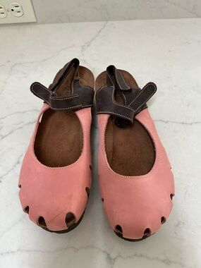 Women’s Pink and Brown Adjustable Mary Jane Sandals